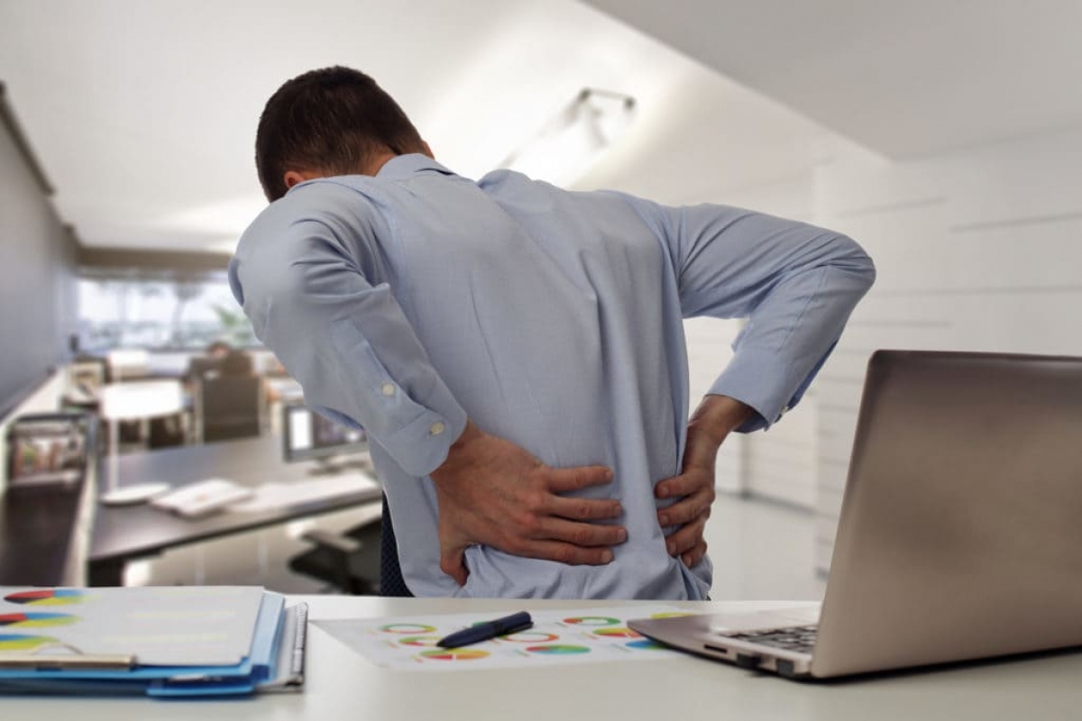 ĐAU LƯNG, ĐAU HÔNG KHI LÀM VIỆC: VẤN ĐỀ KHÔNG CHỈ NẰM Ở CHIẾC GHẾ BẠN ĐANG NGỒI