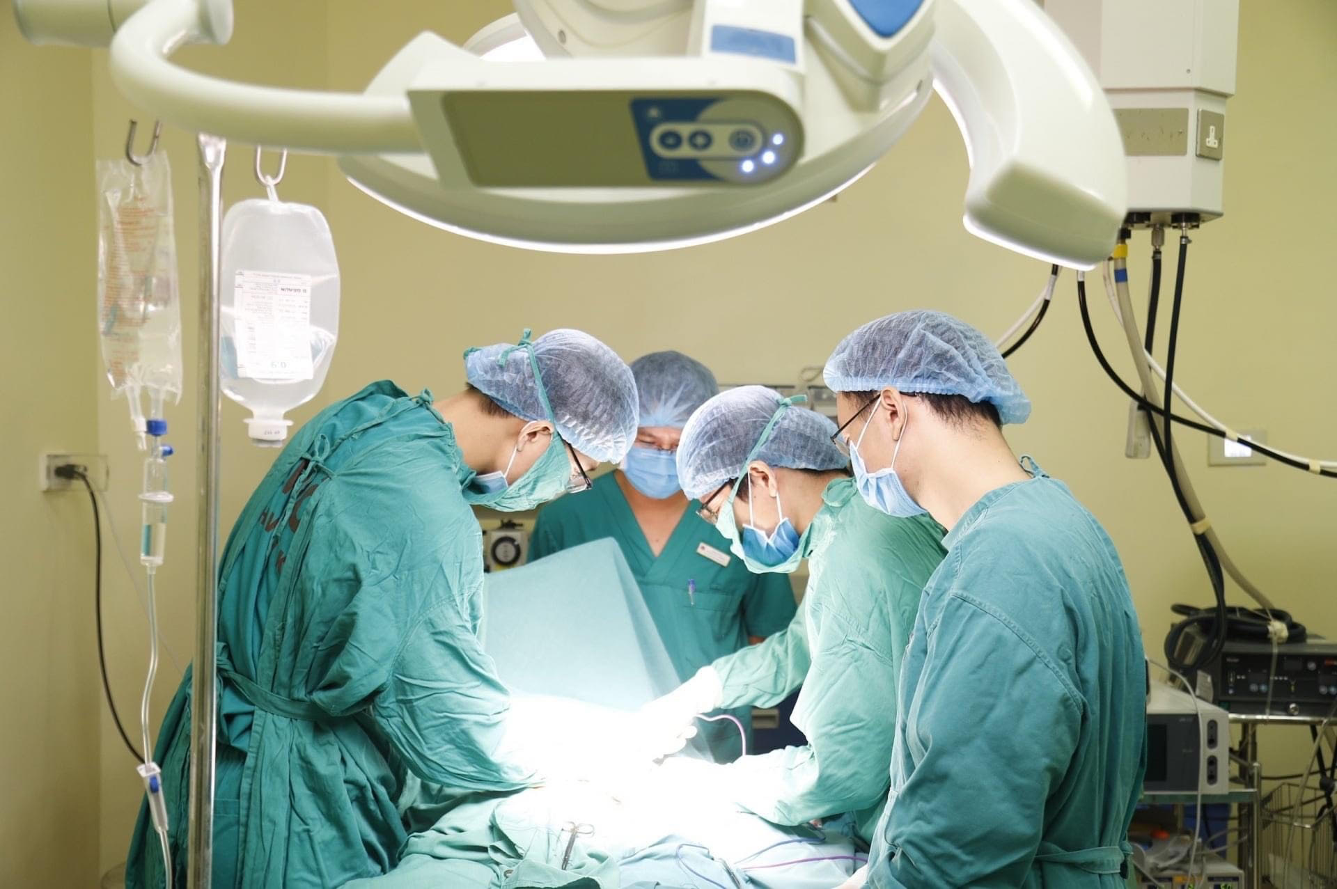 CÁC NGUY CƠ LÂY NHIỄM BỆNH NGHỀ NGHIỆP ĐỐI VỚI NHÂN VIÊN Y TẾ TRONG MÔI TRƯỜNG LÀM VIỆC